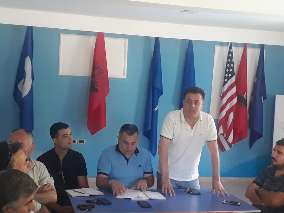 FOTOT: Pasi “shkëlqeu” në Shkodër, Muli nis punën për të ringritur PD-në e Elbasanit (edhe pse në takim i venë 15 veta) FOTOT: Pasi “shkëlqeu” në Shkodër, Muli nis punën për të ringritur PD-në e Elbasanit (edhe pse në takim i venë 15 veta)