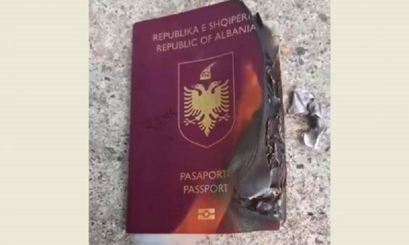 Shqiptarët krijojnë trendin e shëmtuara, sa dalin nga Shqipëria djegin pasaportën Shqiptarët krijojnë trendin e shëmtuara, sa dalin nga Shqipëria djegin pasaportën