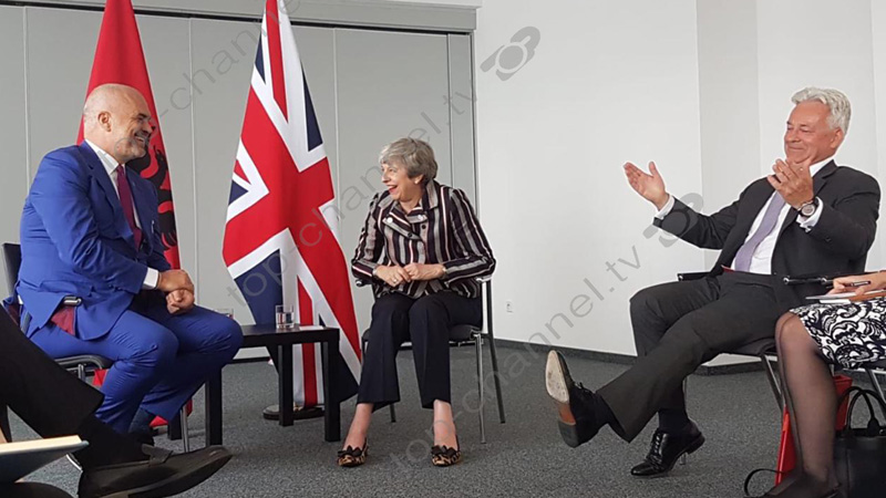 Foto e veçantë: Rama nuk i kursen batutat as me kryeministren angleze! Nuk përmbahet Tereza May