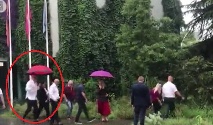 Rama dëshmon se është një xhentelmen i vëretë, i mban çadrën ministres shtatëzanë
