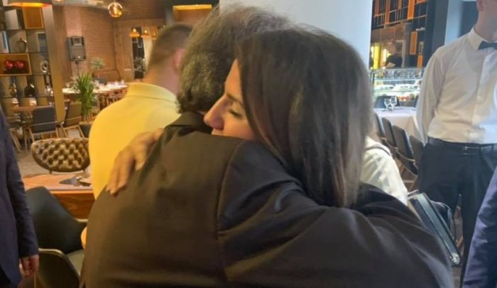 “Pronarët v.rasës” të Tropojës e ndaluan të shkonte te vendlindja e të atit! Rudina Hajdari nxjerr pamjet dhe bën deklaratën e fortë: Në përkujtim të babait tim! (Foto) “Pronarët v.rasës” të Tropojës e ndaluan të shkonte te vendlindja e të atit! Rudina Hajdari nxjerr pamjet dhe bën deklaratën e fortë: Në përkujtim të babait tim! (Foto)