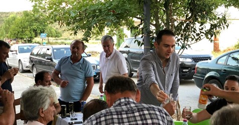 Raki me burrat e fshatit për të ringritur PD-në: “Lum” PD -ja e Gjirokastrës me Ervin Salianjin Raki me burrat e fshatit për të ringritur PD-në: “Lum” PD -ja e Gjirokastrës me Ervin Salianjin