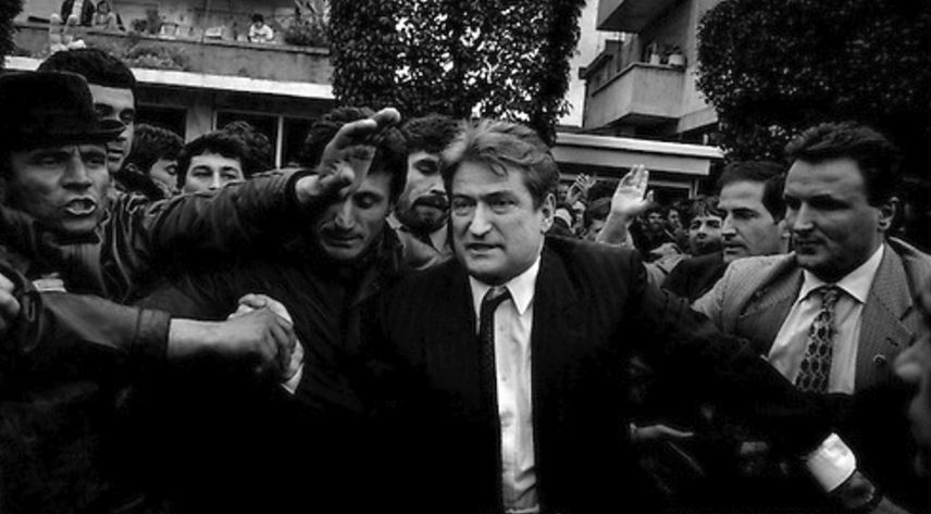 Gazeta filoruse italiane, pas Metës merr në intervistë Berishën: Ai është babai i fisshëm i politikës shqiptare Gazeta filoruse italiane, pas Metës merr në intervistë Berishën: Ai është babai i fisshëm i politikës shqiptare