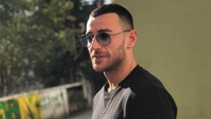 Stresi i bën dedikimin prekës këngëtarit të famshëm shqiptar që thuhet se është zhytur në probleme me biznesin e tij: Nuk të harroj…! Stresi i bën dedikimin prekës këngëtarit të famshëm shqiptar që thuhet se është zhytur në probleme me biznesin e tij: Nuk të harroj…!