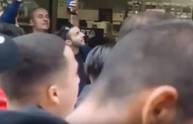 Britma nacionaliste, tifozët serbë sulmojnë shqiptarët në Zvicër (Video) Britma nacionaliste, tifozët serbë sulmojnë shqiptarët në Zvicër (Video)