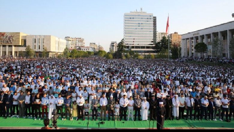 Besimtarët myslimanë festojnë Kurban Bajramin, kryetari i KMSH-së: Mos e humbni shpresën te Zoti