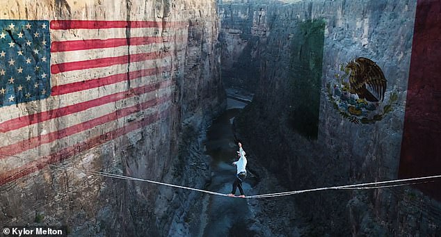 Amerikani dhe meksikani sfidojnë politikën, kalojnë kufirin në “fije të perit” (Video) Amerikani dhe meksikani sfidojnë politikën, kalojnë kufirin në “fije të perit” (Video)