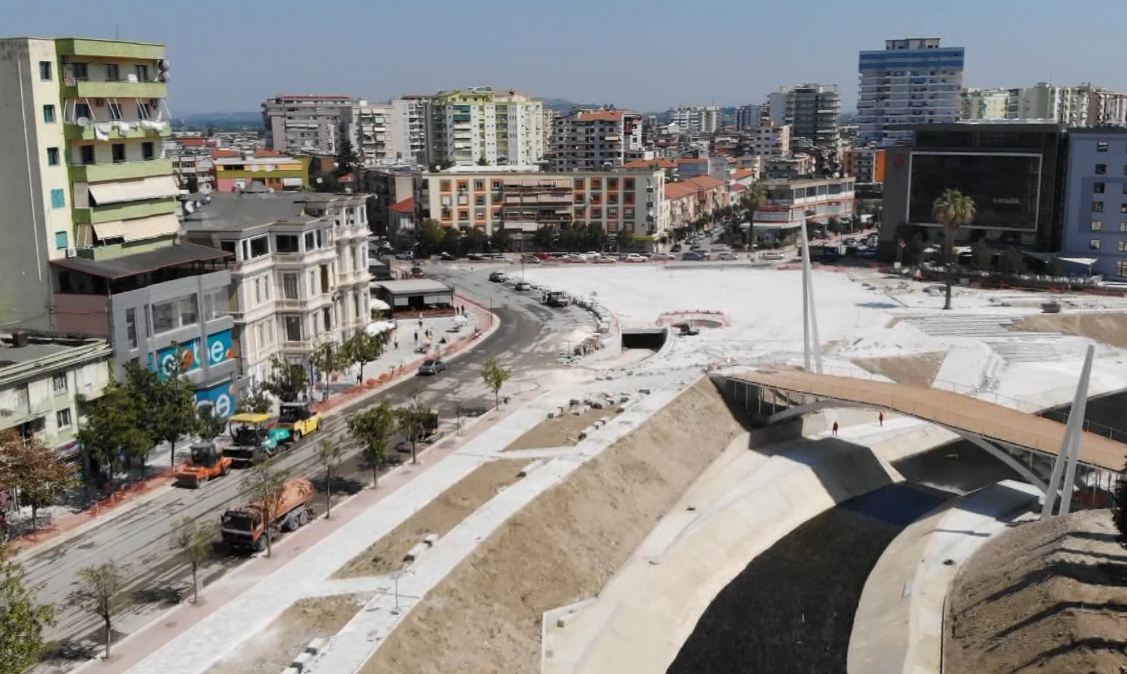 Punimet drejt fundit, inaugurimi në 1 shtator: Qendra e re e Fierit dhe lumi i Gjanicës të lënë pa fjalë (Video) Punimet drejt fundit, inaugurimi në 1 shtator: Qendra e re e Fierit dhe lumi i Gjanicës të lënë pa fjalë (Video)