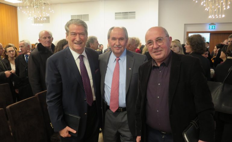 Nikoqirët apo nënë…faqenxirët që kujtojnë se nuk i njohim! Netët 2 mijë dollarëshe të Berishës, Aldos, Besnikut dhe politilehësve si pusht-etar Nikoqirët apo nënë…faqenxirët që kujtojnë se nuk i njohim! Netët 2 mijë dollarëshe të Berishës, Aldos, Besnikut dhe politilehësve si pusht-etar