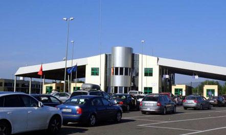 Tentuan të parakalojnë radhën e gjatë në kufi: Turistët francezë i’u japin një mësim të mirë shoferëve shqiptarë