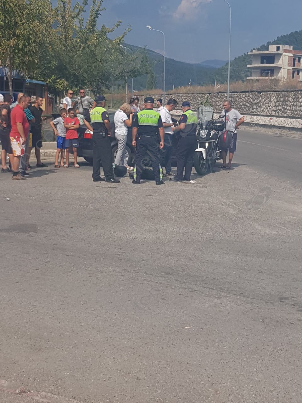 Video/ Kalimtarët ngrejnë makinën për të nxjerrë të aksidentuarin, izraelitja ndërron jetë Video/ Kalimtarët ngrejnë makinën për të nxjerrë të aksidentuarin, izraelitja ndërron jetë