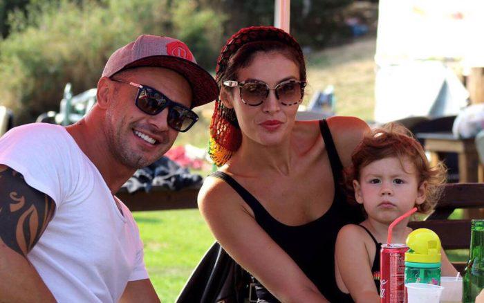 Të rinjtë në Kosovë protesta pas ndarjes së Robertit me Norën?! Mblidhen mbi 10 mijë firma nga fansat: Nora Istrefi i drejtohet gjykatës Të rinjtë në Kosovë protesta pas ndarjes së Robertit me Norën?! Mblidhen mbi 10 mijë firma nga fansat: Nora Istrefi i drejtohet gjykatës