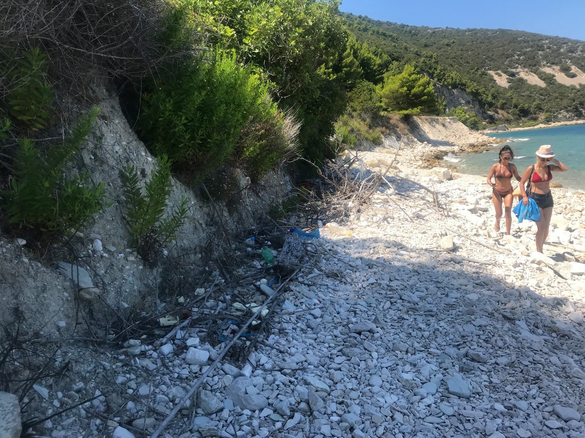 Gazetarja shqiptare nxjerr fotot dhe shpërthen e revoltuar: Po i bëjnë gropën vetes! “O fundërrina, o plehra që doni të bëni plazh elitar, por jeni mësuar të dh*sni ferrave”… (Foto) Gazetarja shqiptare nxjerr fotot dhe shpërthen e revoltuar: Po i bëjnë gropën vetes! “O fundërrina, o plehra që doni të bëni plazh elitar, por jeni mësuar të dh*sni ferrave”… (Foto)