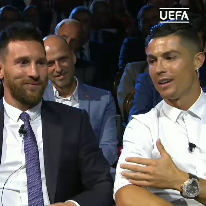 Messi fitoi para syve të tij çmimin e “Sulmuesit të vitit”: Reagimi epik i Ronaldos po bën xhiron e rrjetin (Video) Messi fitoi para syve të tij çmimin e “Sulmuesit të vitit”: Reagimi epik i Ronaldos po bën xhiron e rrjetin (Video)