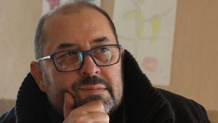 Lamtumirë Gjergj Xhuvani! Kineasti përcillet në banesën e fundit, pjesë e ceremonisë edhe i biri Lamtumirë Gjergj Xhuvani! Kineasti përcillet në banesën e fundit, pjesë e ceremonisë edhe i biri