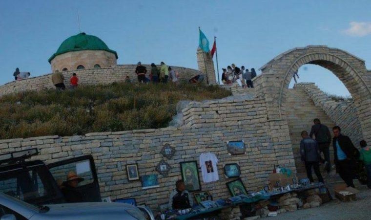 Pelegrinazhi në Tomorr, 600 mijë pelegrinë drejt Teqesë së Kulmakut Pelegrinazhi në Tomorr, 600 mijë pelegrinë drejt Teqesë së Kulmakut