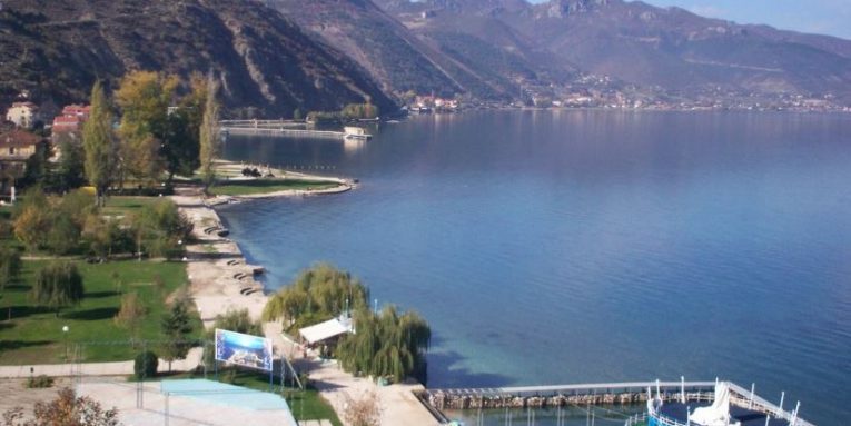 “Nuk të kanë dhënë ndonjëherë votë pa i blerë”, Rama ‘përplaset’ me qytetarin: Do na mbytesh e mezi të kemi “Nuk të kanë dhënë ndonjëherë votë pa i blerë”, Rama ‘përplaset’ me qytetarin: Do na mbytesh e mezi të kemi