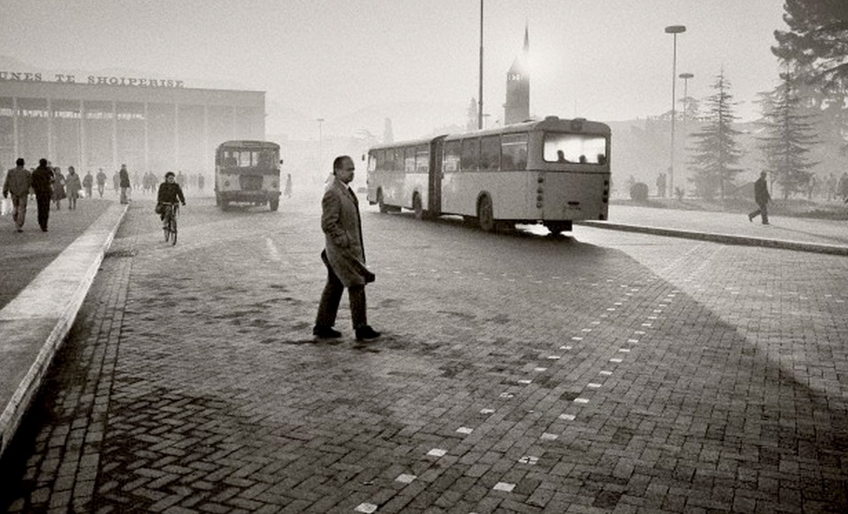 Tirana 1988, të rinjtë, stili i jetës dhe varfëria e skajshme e shqiptarëve në vitet e fundit të regjimit komunist (Video) Tirana 1988, të rinjtë, stili i jetës dhe varfëria e skajshme e shqiptarëve në vitet e fundit të regjimit komunist (Video)
