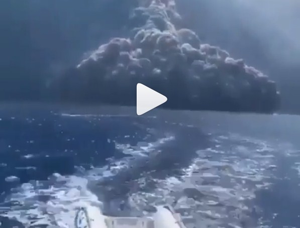 Video/ Vullkani shpërthen në shtetin fqinj, turistët largohen të tmerruar Video/ Vullkani shpërthen në shtetin fqinj, turistët largohen të tmerruar