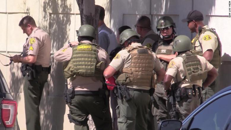 Amerika tronditet sërish, qëllohet me snajper një deputet (Video) Amerika tronditet sërish, qëllohet me snajper një deputet (Video)