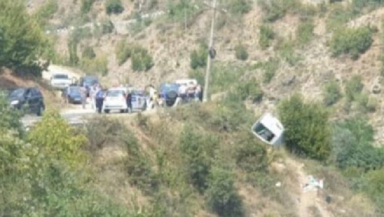 Vetura nxjerr autobuzin nga rruga …fati me qytetarët: Pema e ndalon për të mos marr rrokullisjet në greminë (Foto) Vetura nxjerr autobuzin nga rruga …fati me qytetarët: Pema e ndalon për të mos marr rrokullisjet në greminë (Foto)