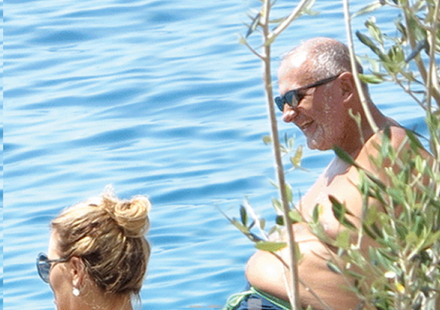 “Energji diellore për rrëzimin e Ramës”! Moni duke pritur burrin nga “stani”… digjet e piqet në plazhin e Jalës me Tit Vasalin fotograf “Energji diellore për rrëzimin e Ramës”! Moni duke pritur burrin nga “stani”… digjet e piqet në plazhin e Jalës me Tit Vasalin fotograf