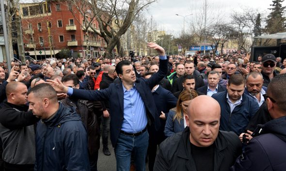 Valdrin Pjetri, si alibi e pamjaftueshme e “fitoreve” të Lulzim Bashës Valdrin Pjetri, si alibi e pamjaftueshme e “fitoreve” të Lulzim Bashës