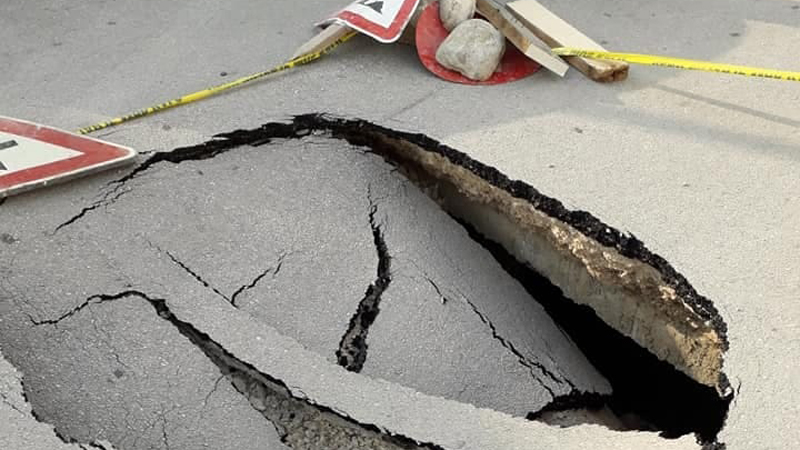 Skandali/ Bashkia Beratit riparon rrugën e dëmtuar që kushtoi 316 mln lekë, kompania që kreu punimet në vend të ndiqet penalisht… fut lekët në xhep Skandali/ Bashkia Beratit riparon rrugën e dëmtuar që kushtoi 316 mln lekë, kompania që kreu punimet në vend të ndiqet penalisht… fut lekët në xhep