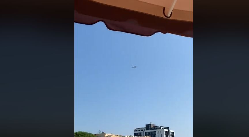 Berisha kthehet në karagjoz dhe turpëron veten: Qytetari italian më dërgoi video të avionëve me d.rogë nga brigjet e Kavajës Berisha kthehet në karagjoz dhe turpëron veten: Qytetari italian më dërgoi video të avionëve me d.rogë nga brigjet e Kavajës