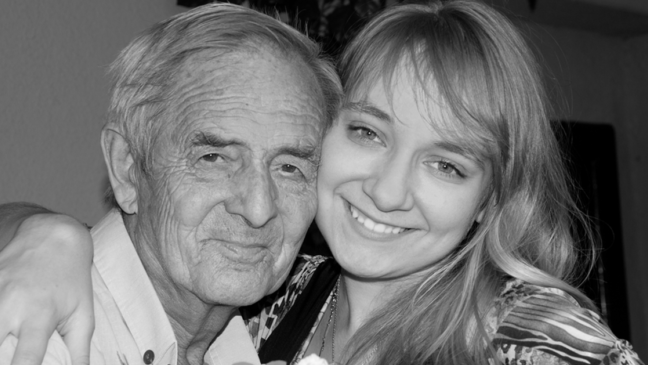 Nuk ka rëndësi se sa vjeç je, boshllëku në zemër i krijuar nga mungesa e babait, sërish të dhemb… Nuk ka rëndësi se sa vjeç je, boshllëku në zemër i krijuar nga mungesa e babait, sërish të dhemb…