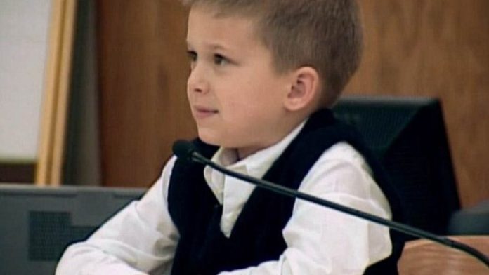 Dëshmia e 7-vjeçarit çoi në b.urg të përjetshëm nënën e tij! E pabesueshme arsyeja… Dëshmia e 7-vjeçarit çoi në b.urg të përjetshëm nënën e tij! E pabesueshme arsyeja…