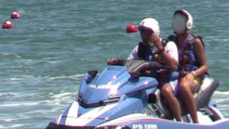 Plas skandali në Itali, policia i bënë xhiro me motor uji djalit të ministrit të Brendshëm: Salvini kërkon ndjesë publike Plas skandali në Itali, policia i bënë xhiro me motor uji djalit të ministrit të Brendshëm: Salvini kërkon ndjesë publike