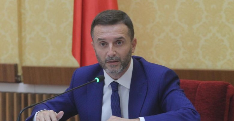 Reagon Braçe pas vendimit të CDU/CSU për negociatat: “Zarat në sulm!”! Deri dje thonin nuk hapen, ndërsa sot… Reagon Braçe pas vendimit të CDU/CSU për negociatat: “Zarat në sulm!”! Deri dje thonin nuk hapen, ndërsa sot…