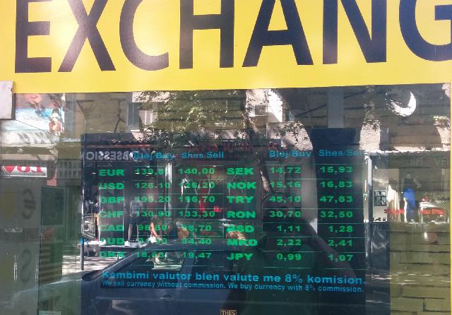 Grabitet në mes të ditës pika e këmbimit valutor në Tiranë Grabitet në mes të ditës pika e këmbimit valutor në Tiranë