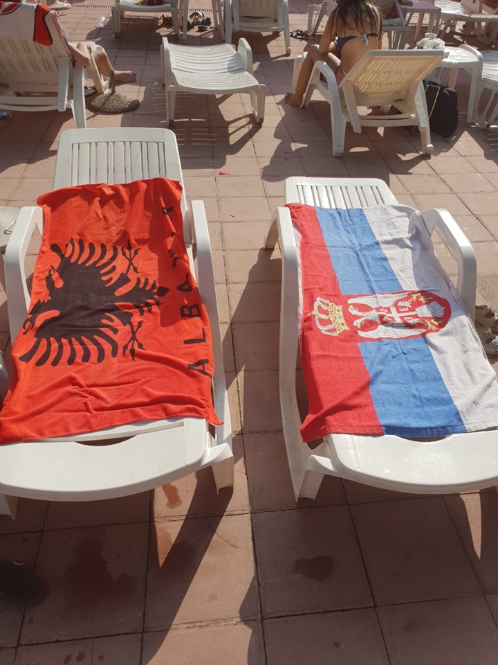 FOTO/ Flamuri shqiptar qendron pranë atij serb në mes të Beogradit FOTO/ Flamuri shqiptar qendron pranë atij serb në mes të Beogradit