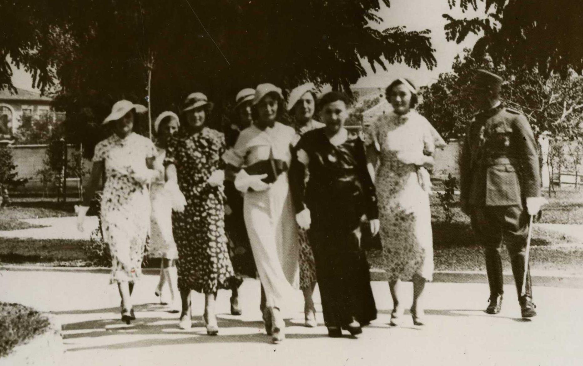 Gruaja misterioze që Enver Hoxha i dërgonte lule edhe pasi kishte ndërruar jetë…(Foto) Gruaja misterioze që Enver Hoxha i dërgonte lule edhe pasi kishte ndërruar jetë…(Foto)