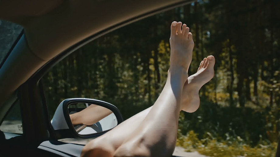 Çudira shqiptare/ Me këmbë “përpjetë” në autostradën Tiranë-Durrës, ja fotografia që po çmend rrjetin Çudira shqiptare/ Me këmbë “përpjetë” në autostradën Tiranë-Durrës, ja fotografia që po çmend rrjetin