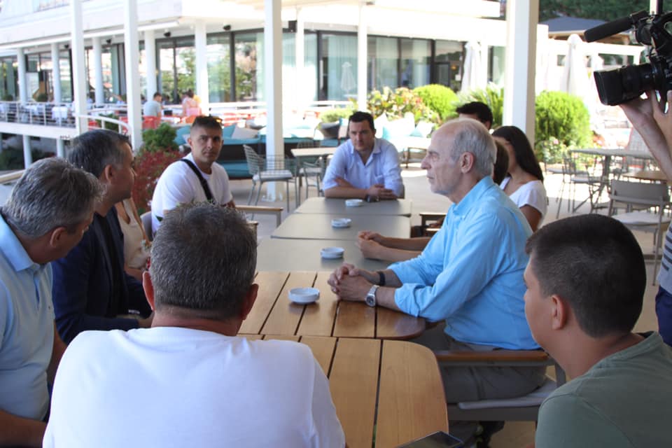 “Djali ishte me bluzë të shqyer, kryefamiljari me çarje në buzë”! Klosi zbulon detajet nga takimi me turistët spanjollë: Ja ç’më thanë! “Djali ishte me bluzë të shqyer, kryefamiljari me çarje në buzë”! Klosi zbulon detajet nga takimi me turistët spanjollë: Ja ç’më thanë!