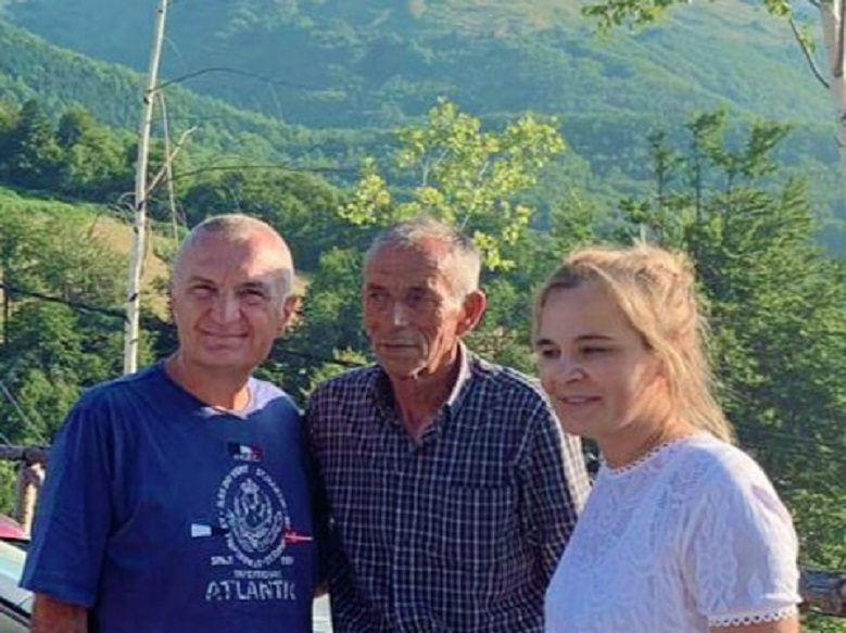 Flitej se ishin ndarë… politikisht dhe shpirtërisht, Meta dhe Monika shfaqen krah njëri tjetrit Flitej se ishin ndarë… politikisht dhe shpirtërisht, Meta dhe Monika shfaqen krah njëri tjetrit