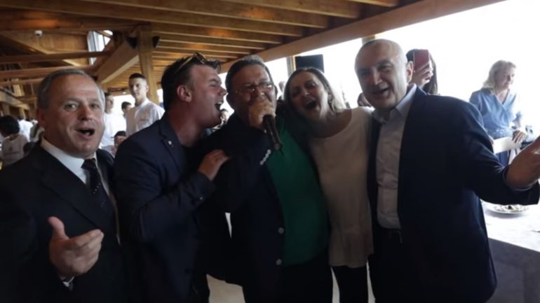 “Kozma Dushi (Verteti)” shan me “libër shtëpie” artistë dhe politikanë: Nuk është Facebooku im, nuk kam zemër të keqe “Kozma Dushi (Verteti)” shan me “libër shtëpie” artistë dhe politikanë: Nuk është Facebooku im, nuk kam zemër të keqe