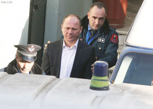 PS nuk i bëhet mburojë askujt! Xhelal Mziun e ushqenin në derë të b.urgut, s’jemi si ata! PS nuk i bëhet mburojë askujt! Xhelal Mziun e ushqenin në derë të b.urgut, s’jemi si ata!