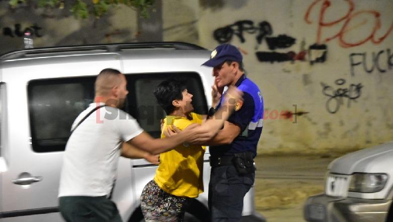 Nëna e ish-policit të v.rarë shpërthen në britma e lot pak metra larg trupit të pajetë të djalit të saj, të afërmit ‘përplasen’ me policinë Nëna e ish-policit të v.rarë shpërthen në britma e lot pak metra larg trupit të pajetë të djalit të saj, të afërmit ‘përplasen’ me policinë