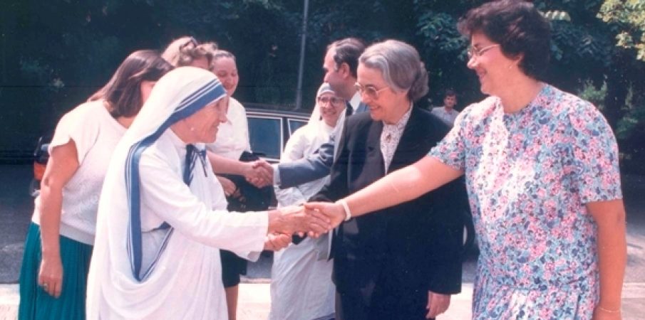 VIDEO: Kur Nënë Tereza vendoste lule në varrin e Enver Hoxhës VIDEO: Kur Nënë Tereza vendoste lule në varrin e Enver Hoxhës