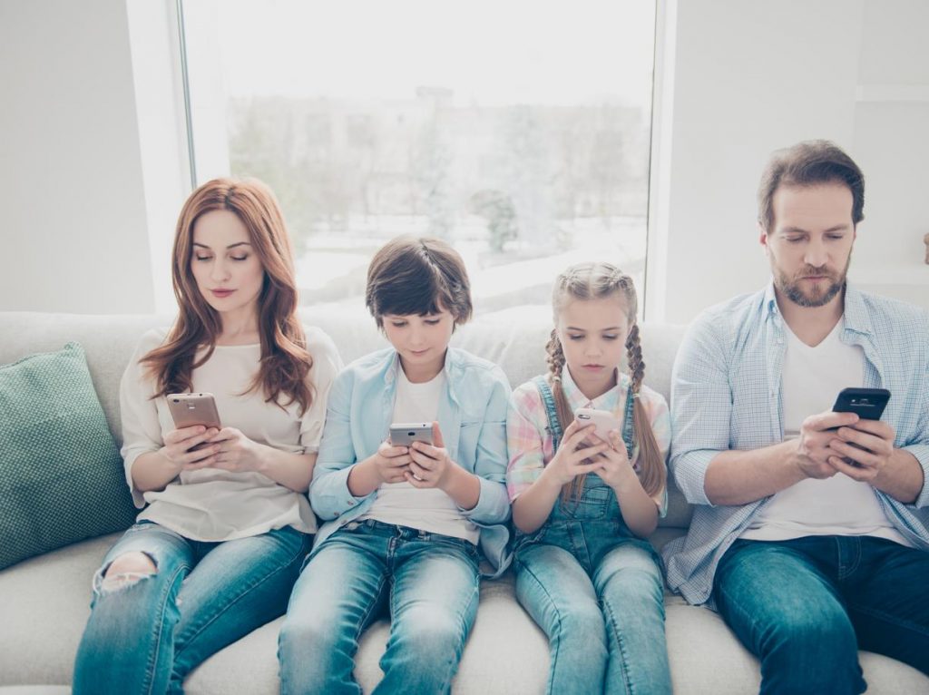 Në familje me “smartphone”, të gjithë së bashku…në heshtje! Në familje me “smartphone”, të gjithë së bashku…në heshtje!