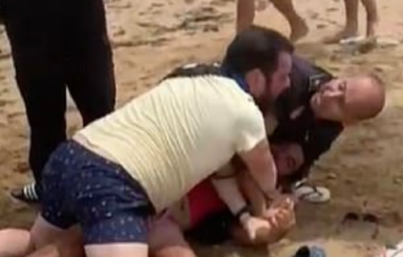 VIDEO/ I mori karrocën me pije dhe ushqim në plazh, shitësi ambulant godet me t.hikë policin VIDEO/ I mori karrocën me pije dhe ushqim në plazh, shitësi ambulant godet me t.hikë policin