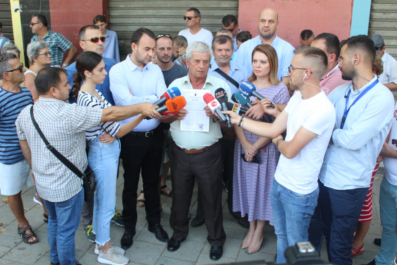 Pronarë në mes të Tiranës: Po na shpronësojnë për një pallat 20 katësh Pronarë në mes të Tiranës: Po na shpronësojnë për një pallat 20 katësh