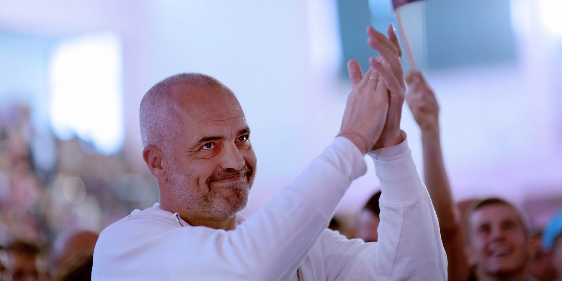 Tërmeti në Korçë! Qytetarja: Më thonë se nuk do ma rregulloni shtëpisë se e kam blu! Rama i përgjigjet me batutë Tërmeti në Korçë! Qytetarja: Më thonë se nuk do ma rregulloni shtëpisë se e kam blu! Rama i përgjigjet me batutë