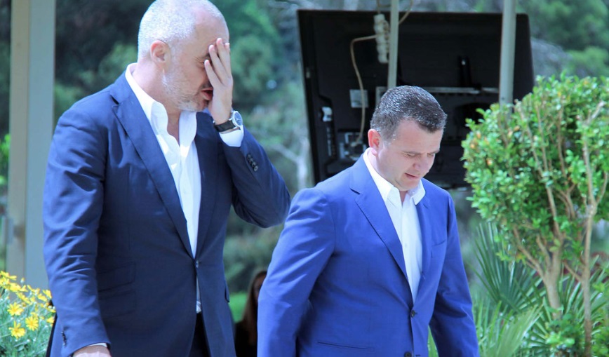 “Avionët e n.arkoshtetit…” Ballat tallet keq me Berishën, Bashën dhe Metën “Avionët e n.arkoshtetit…” Ballat tallet keq me Berishën, Bashën dhe Metën