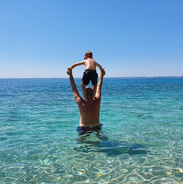 Kryeministri Rama e nis ditën buzë detit, publikon faturat e gjërave që po konsumon dhe jep mesazhin e qartë (FOTO) Kryeministri Rama e nis ditën buzë detit, publikon faturat e gjërave që po konsumon dhe jep mesazhin e qartë (FOTO)