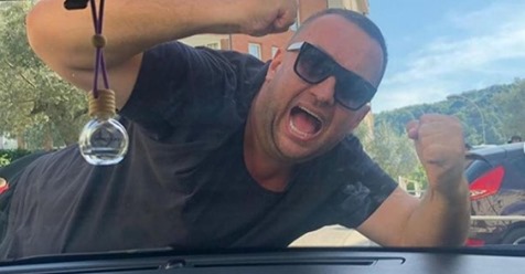 Olti Curri tallet keq me pronarin e lokalit që dhunoi turistët spanjollë (Video për t’u mos u humbur) Olti Curri tallet keq me pronarin e lokalit që dhunoi turistët spanjollë (Video për t’u mos u humbur)